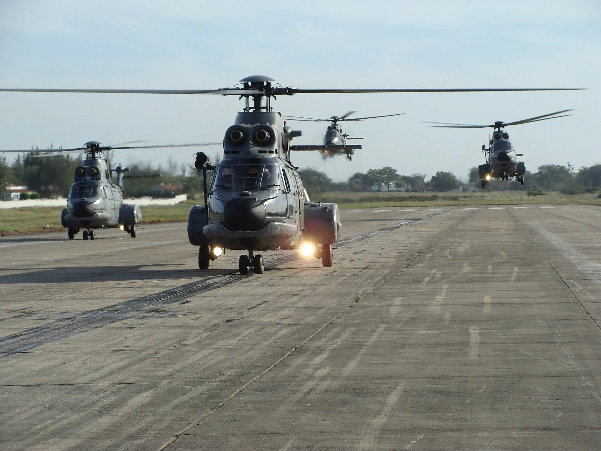 Helicópteros UH-15 Super Cougar da Marinha do Brasil na pista da Base Aérea Naval de São Pedro da Aldeia