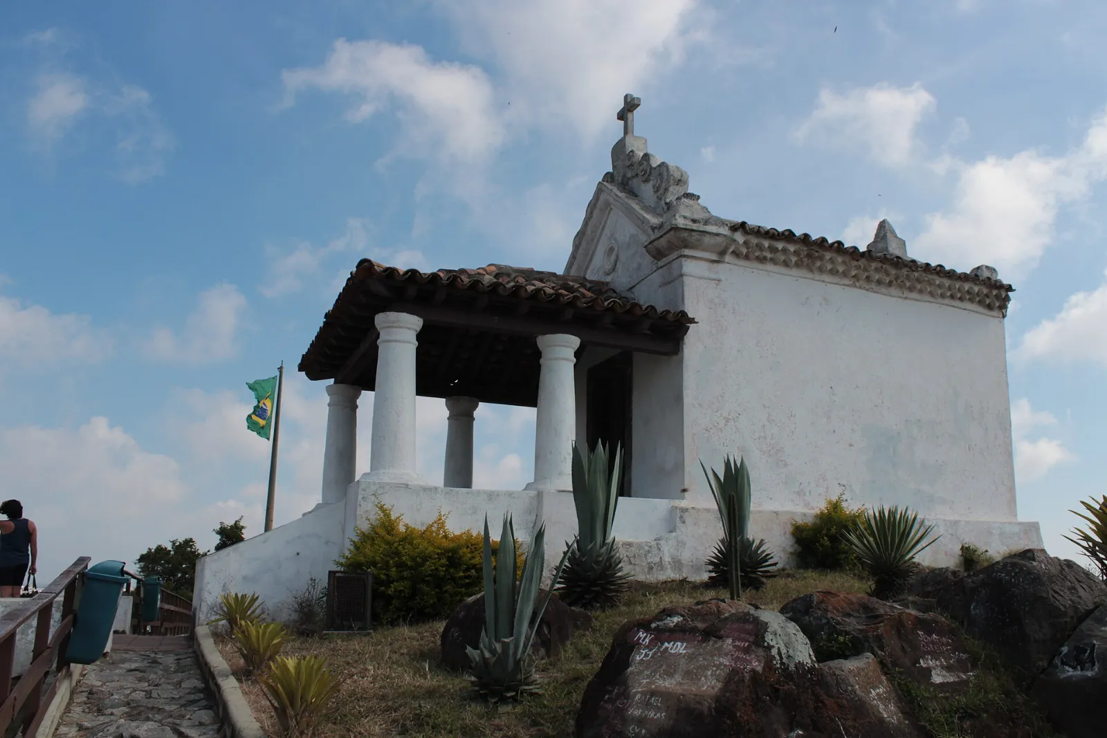 Pequena capela branca de Nossa Senhora da Guia no alto do Morro da Guia, em Cabo Frio