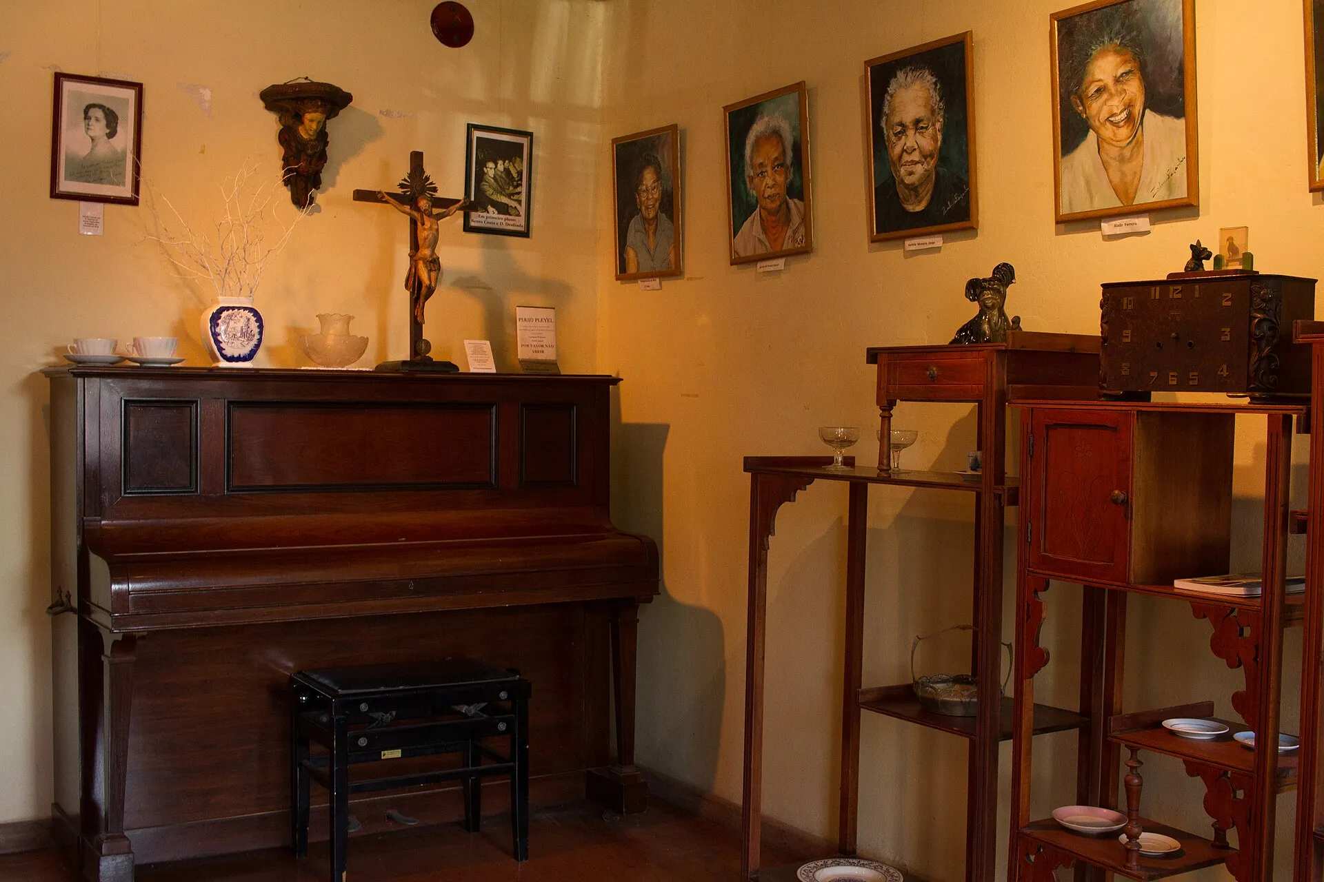 Sala interna da Casa de Cultura Doutor Bento Costa Júnior, com piano, móveis antigos e retratos nas paredes