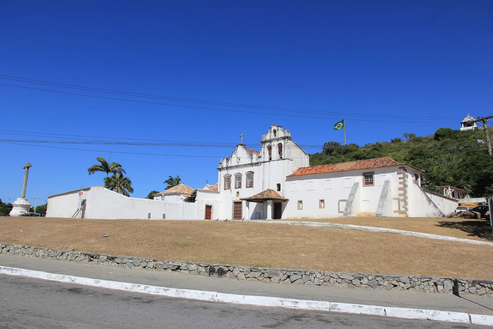 Fachada branca do Convento e Igreja de Nossa Senhora dos Anjos, em Cabo Frio
