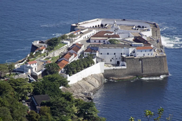 Fortaleza de Santa Cruz da Barra vista do alto do Forte do Pico, em Niterói
