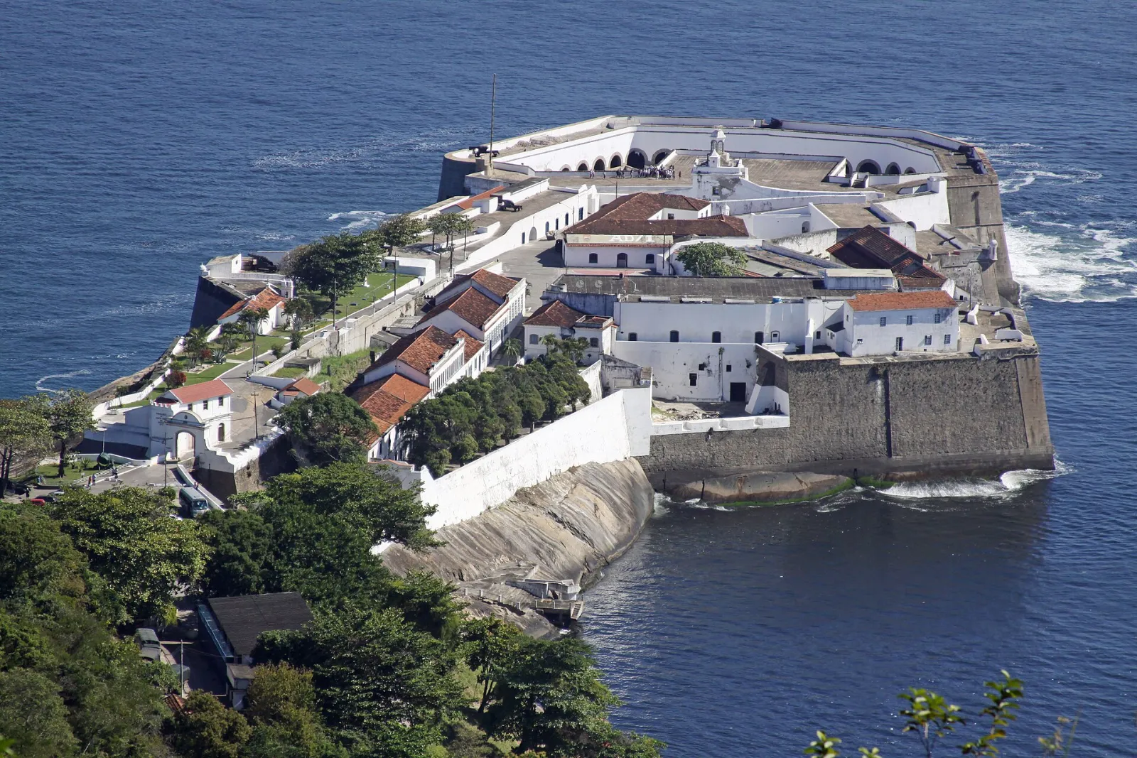 Fortaleza de Santa Cruz da Barra vista do alto do Forte do Pico, em Niterói