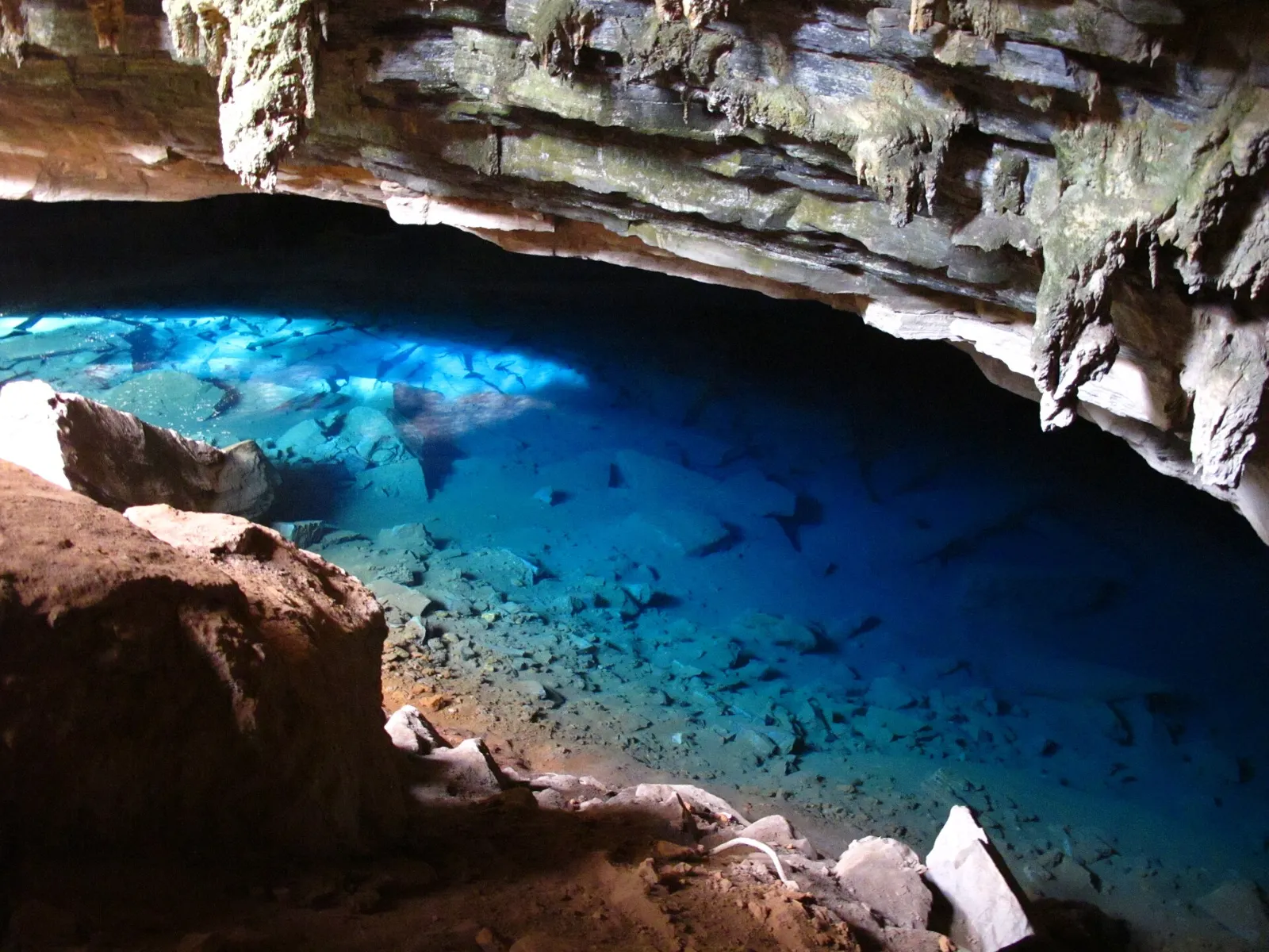 Interior da Gruta Azul, com água azul intensa, na Ilha do Cabo Frio