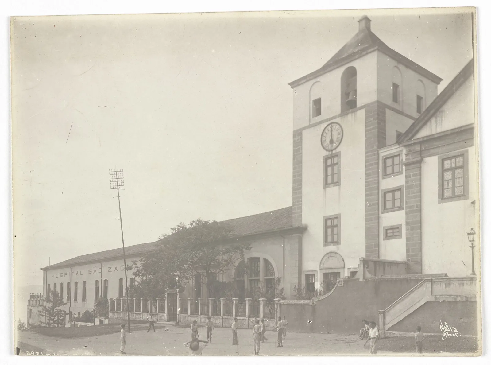 Hospital São Zacharias e a igreja de Santo Inácio, dos jesuítas, no alto do Morro do Castelo