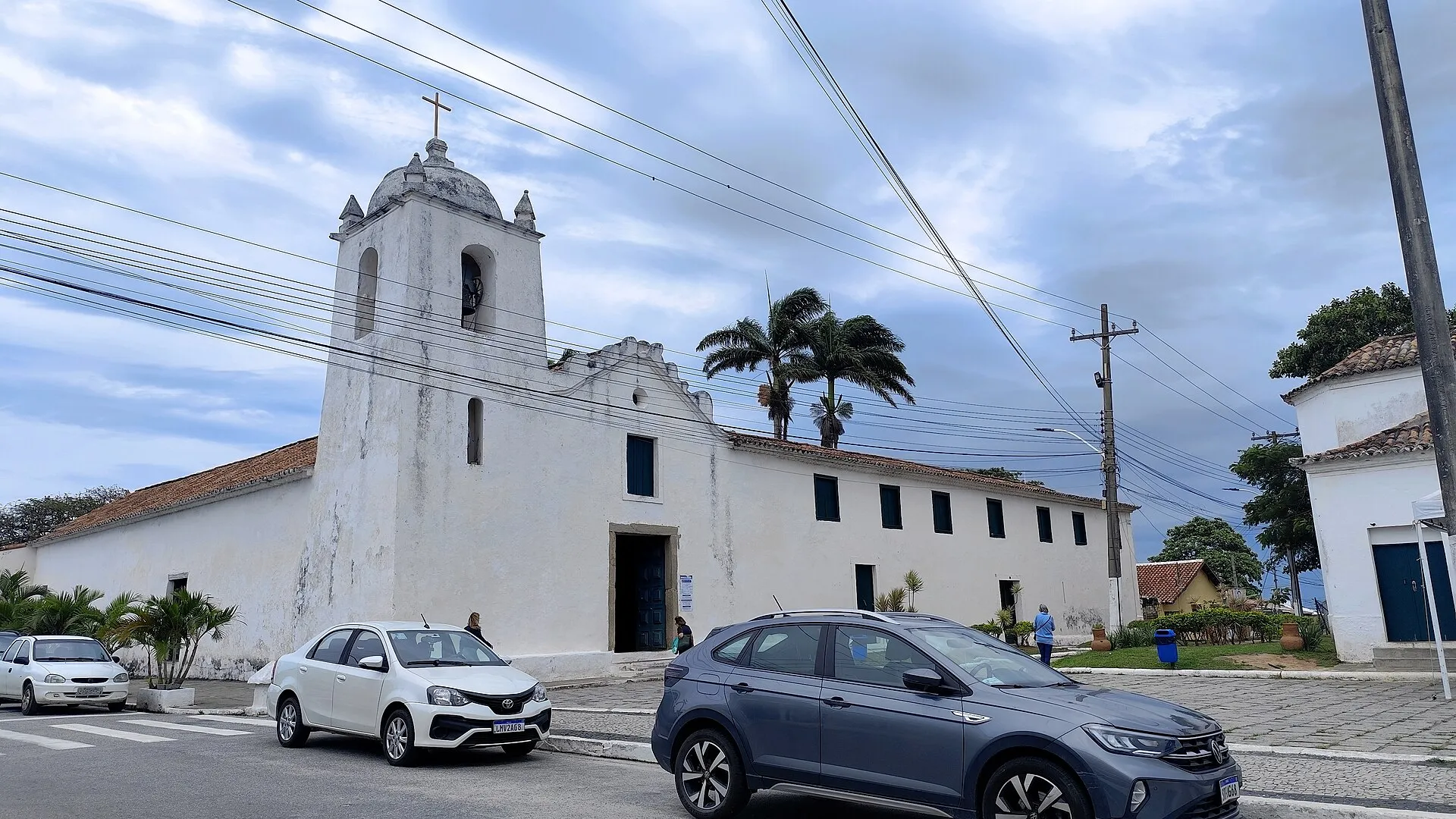 Igreja Matriz de São Pedro, longa construção colonial branca com torre sineira, no centro histórico de São Pedro da Aldeia