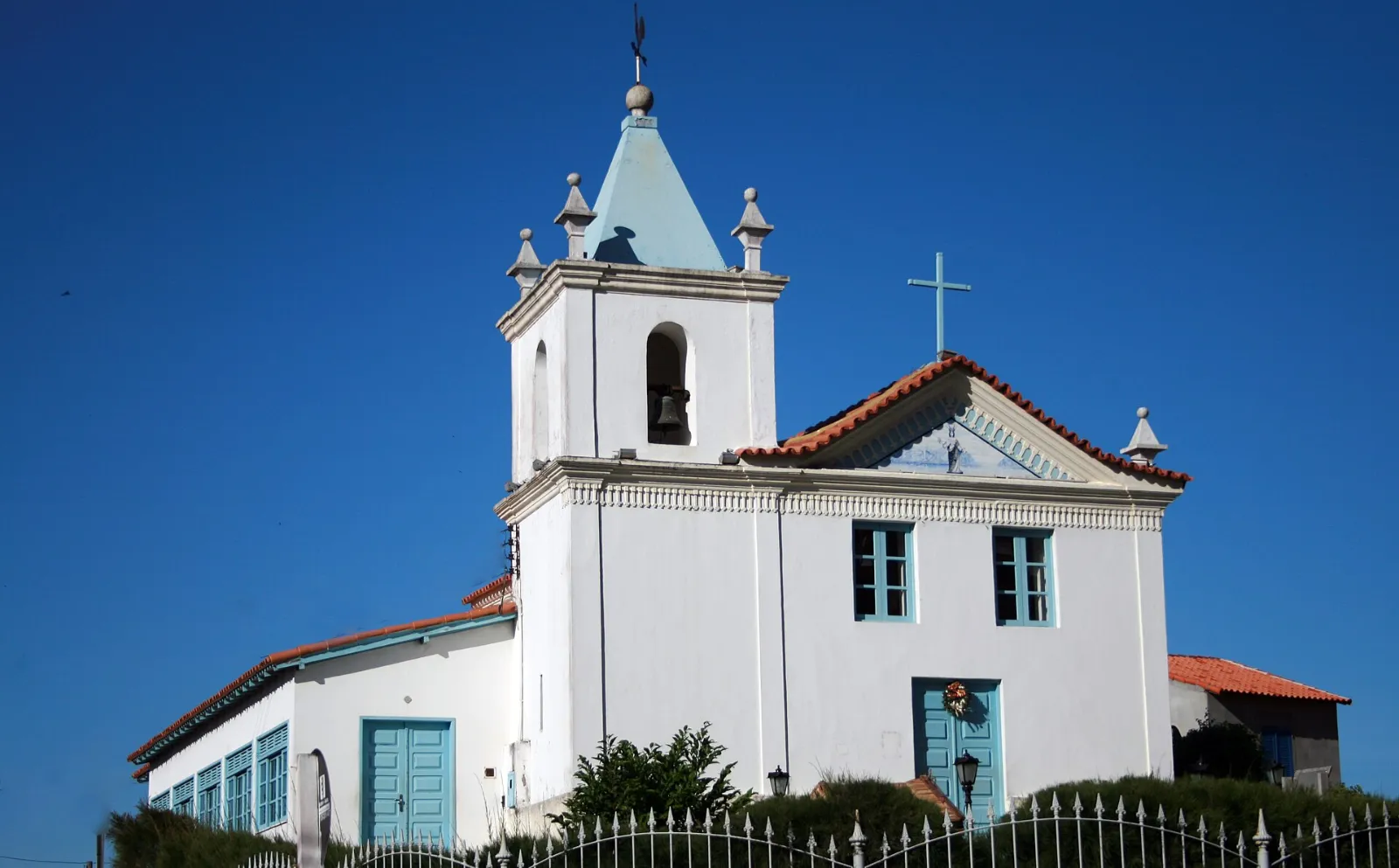 Igreja branca de Nossa Senhora dos Remédios, na Praia dos Anjos, em Arraial do Cabo