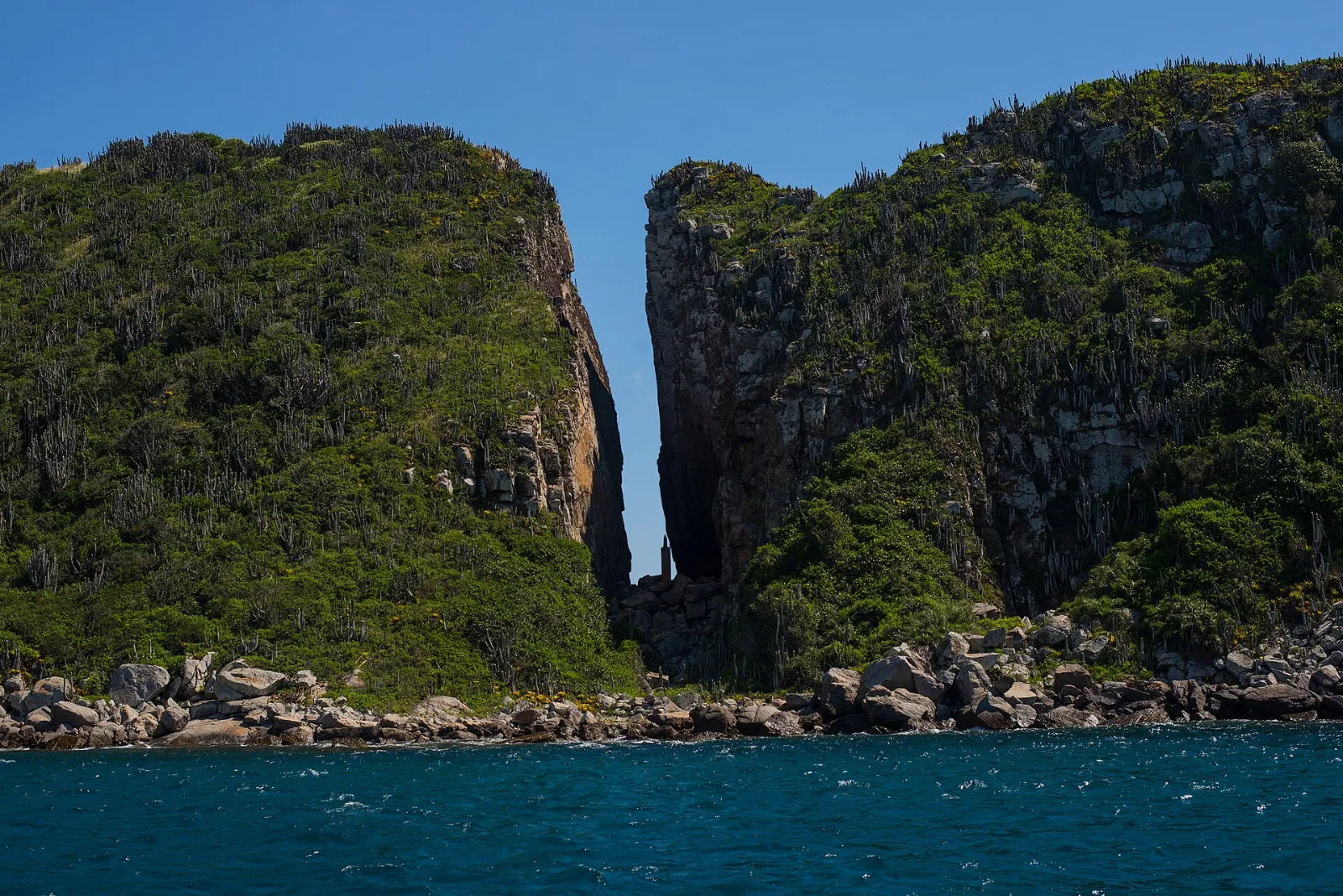 Paredões rochosos da Ilha do Cabo Frio, conhecida como Ilha do Farol, em Arraial do Cabo