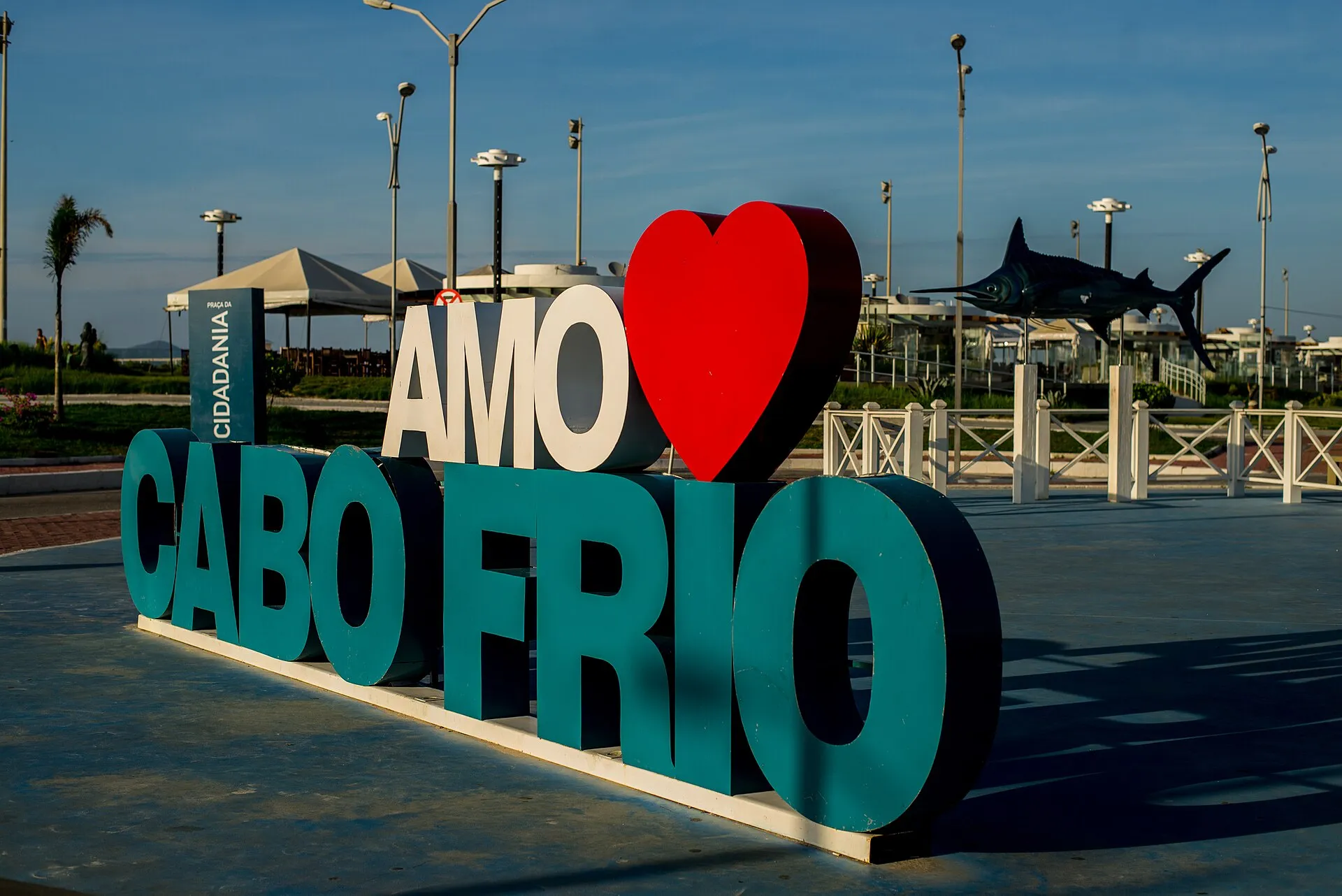 Letreiro turístico colorido “Amo Cabo Frio” com coração vermelho na orla de Cabo Frio