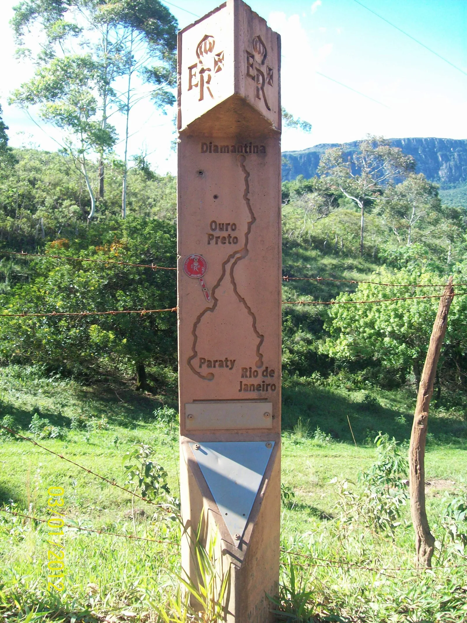 Marco de pedra que sinaliza o percurso da Estrada Real em Tiradentes, Minas Gerais