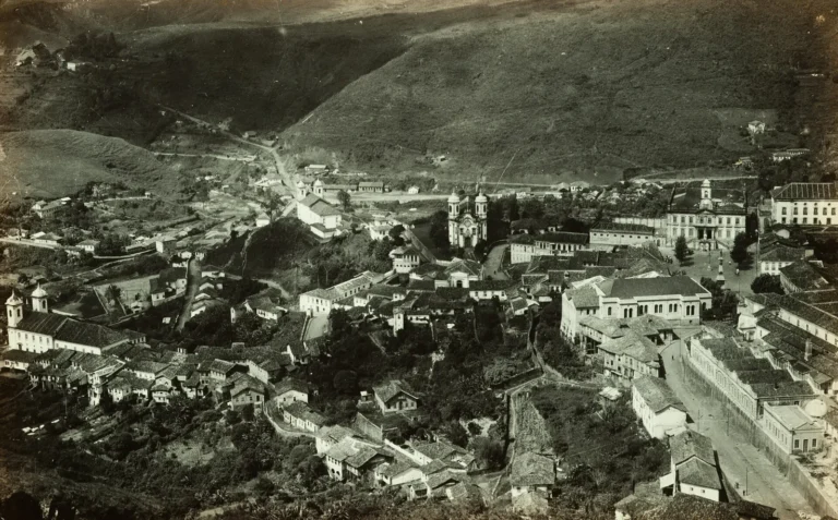 Fotografia antiga panorâmica de Ouro Preto com a Matriz de Antônio Dias e a Igreja de São Francisco de Assis