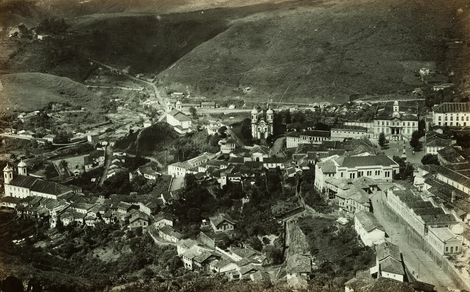 Fotografia antiga panorâmica de Ouro Preto com a Matriz de Antônio Dias e a Igreja de São Francisco de Assis