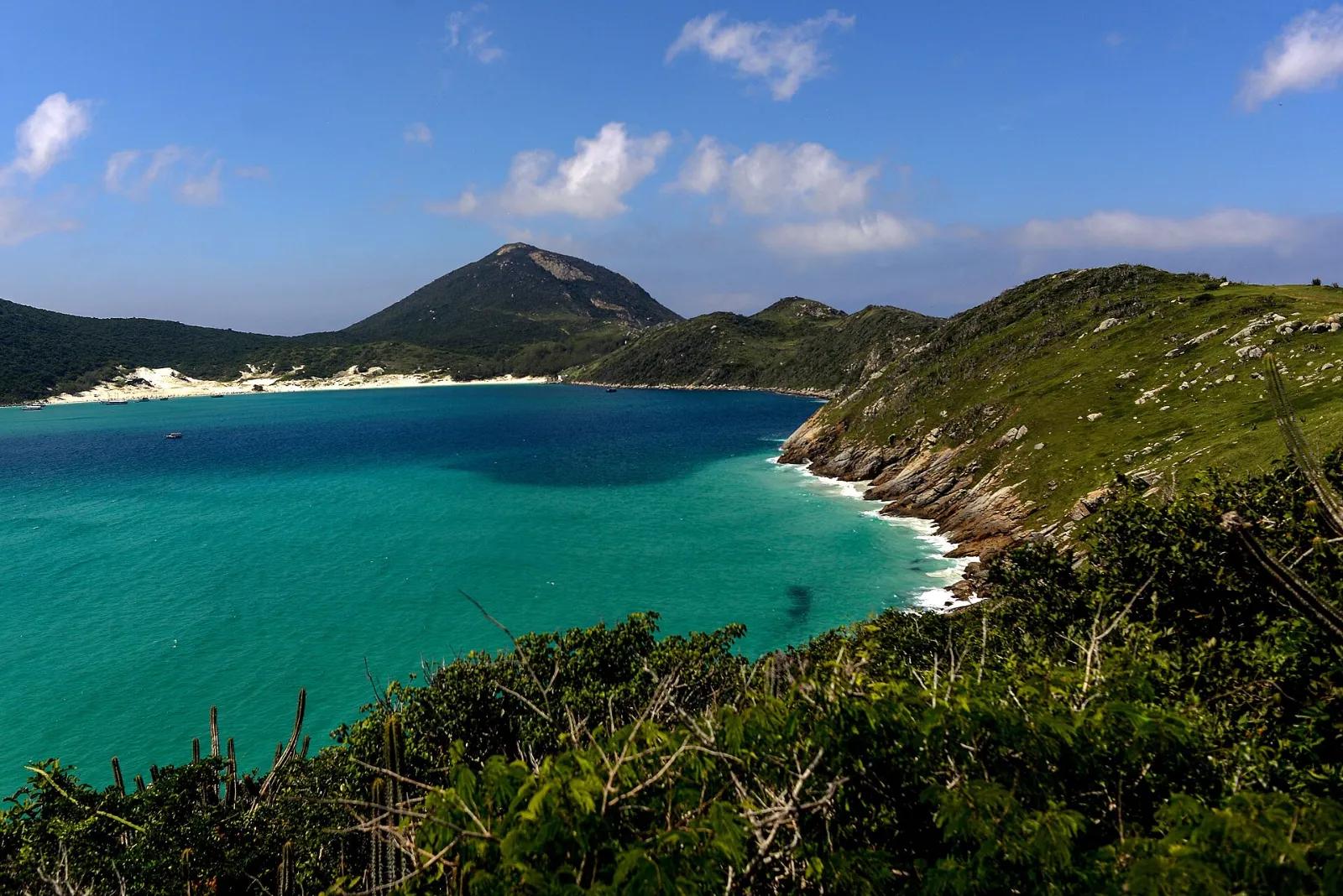 Vista do Pontal do Atalaia com as Prainhas de águas azul-turquesa, em Arraial do Cabo