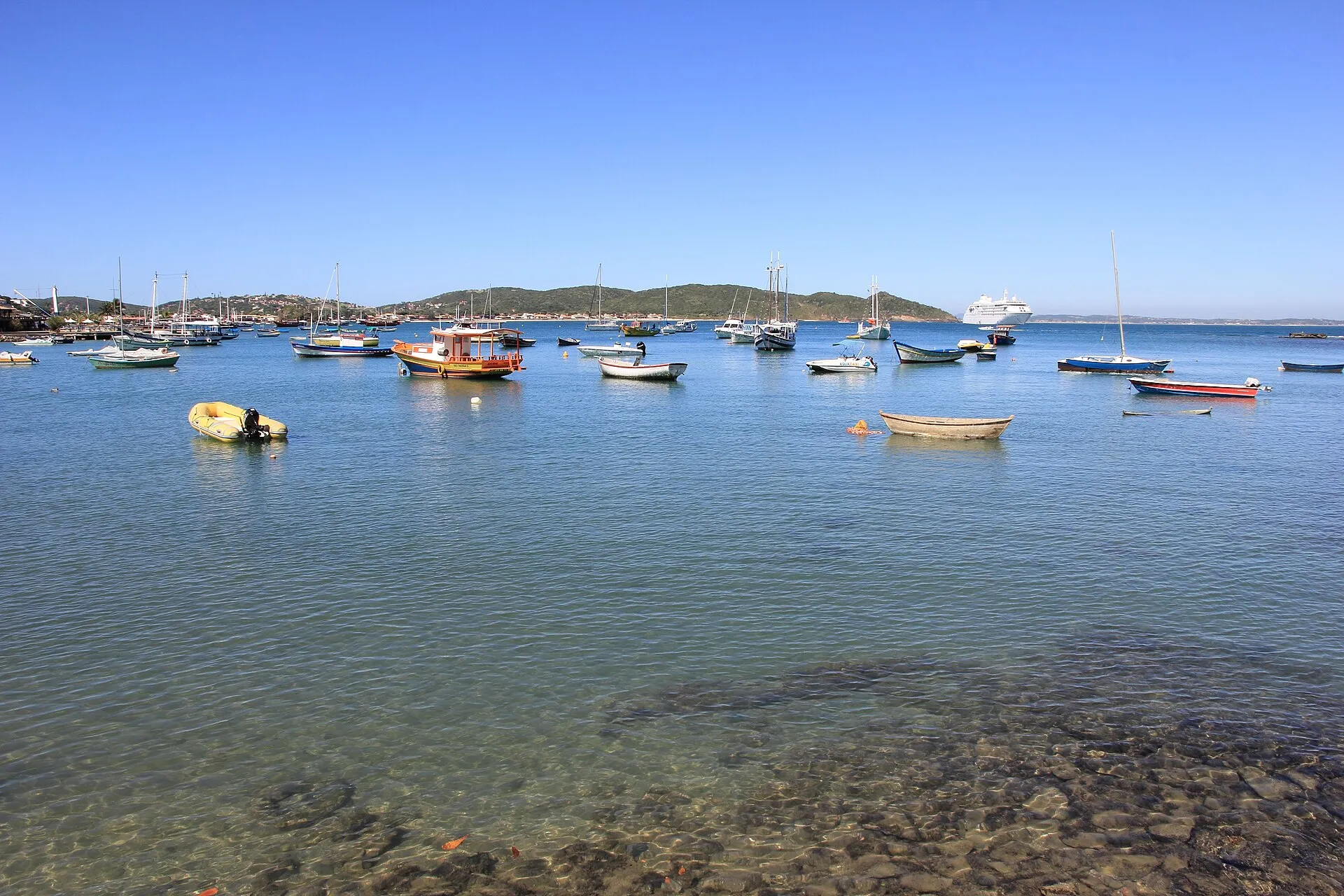 Barcos ancorados nas águas calmas e transparentes da Praia dos Ossos, em Búzios