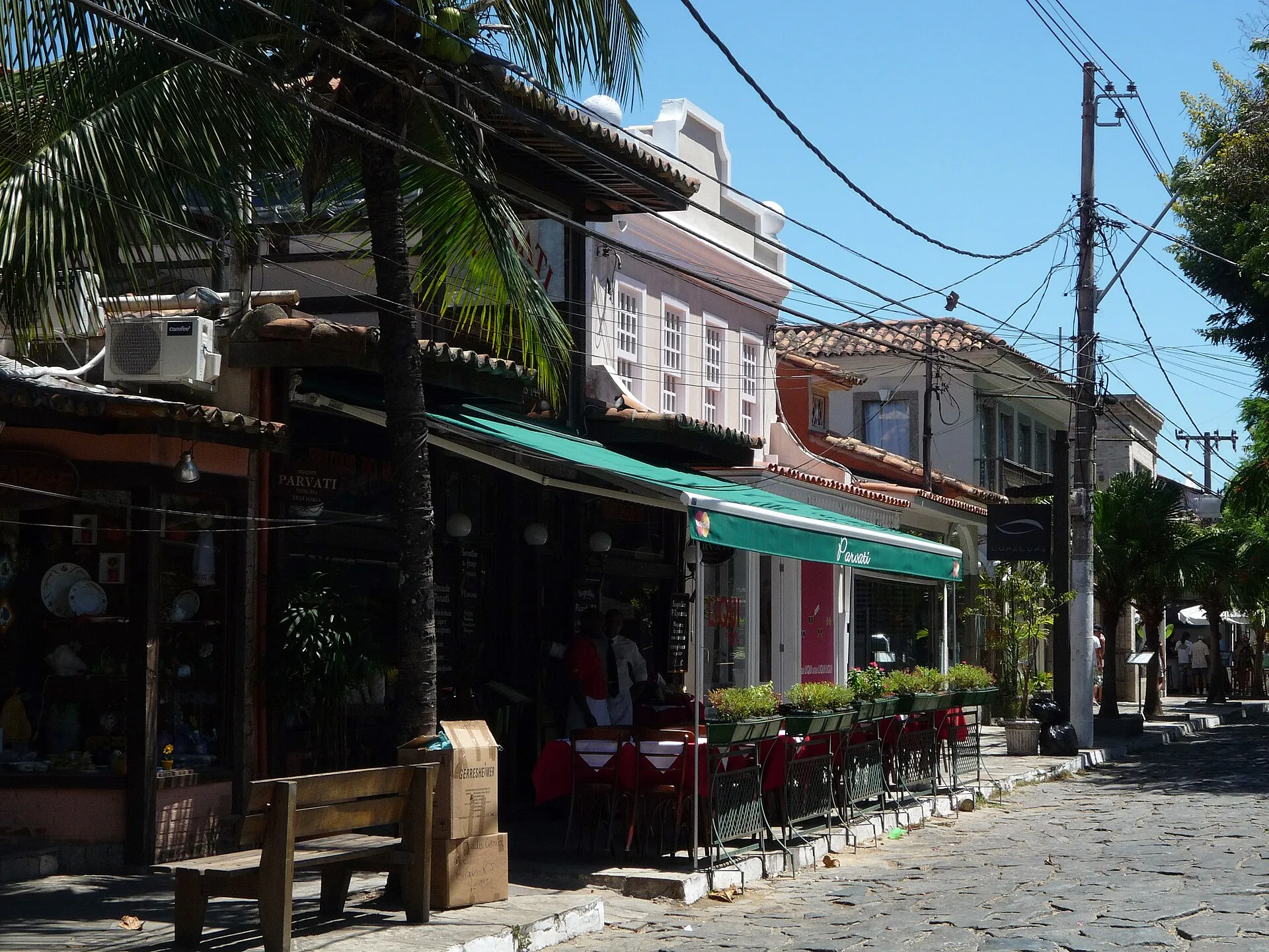 Rua das Pedras, calçada de pedras irregulares com lojas e restaurantes no centro de Búzios