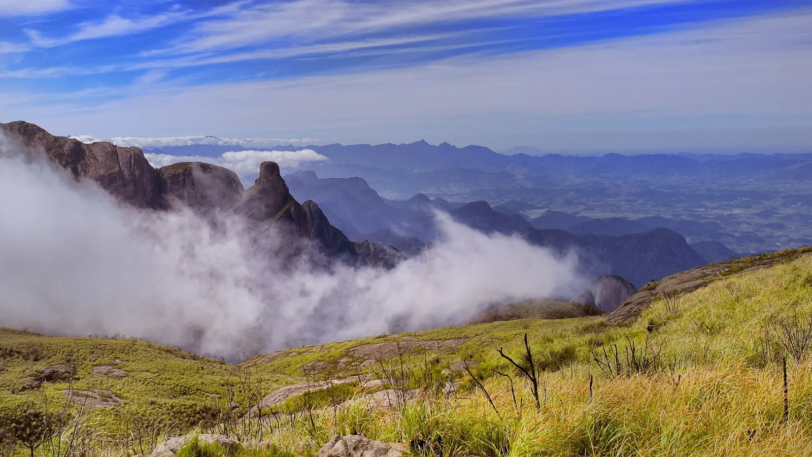 Paisagem de montanhas rochosas da Serra dos Órgãos durante a Travessia Petrópolis–Teresópolis
